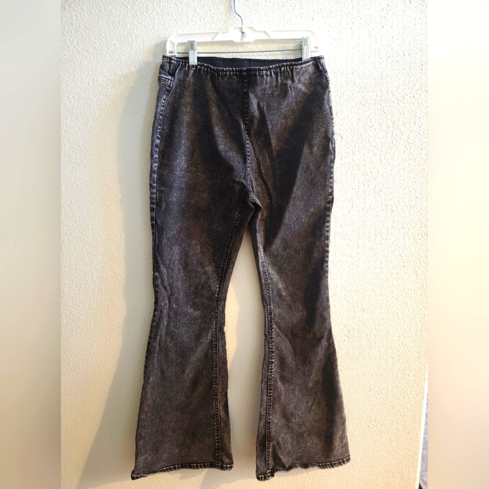 No Boundaries Pull on Flare Jean